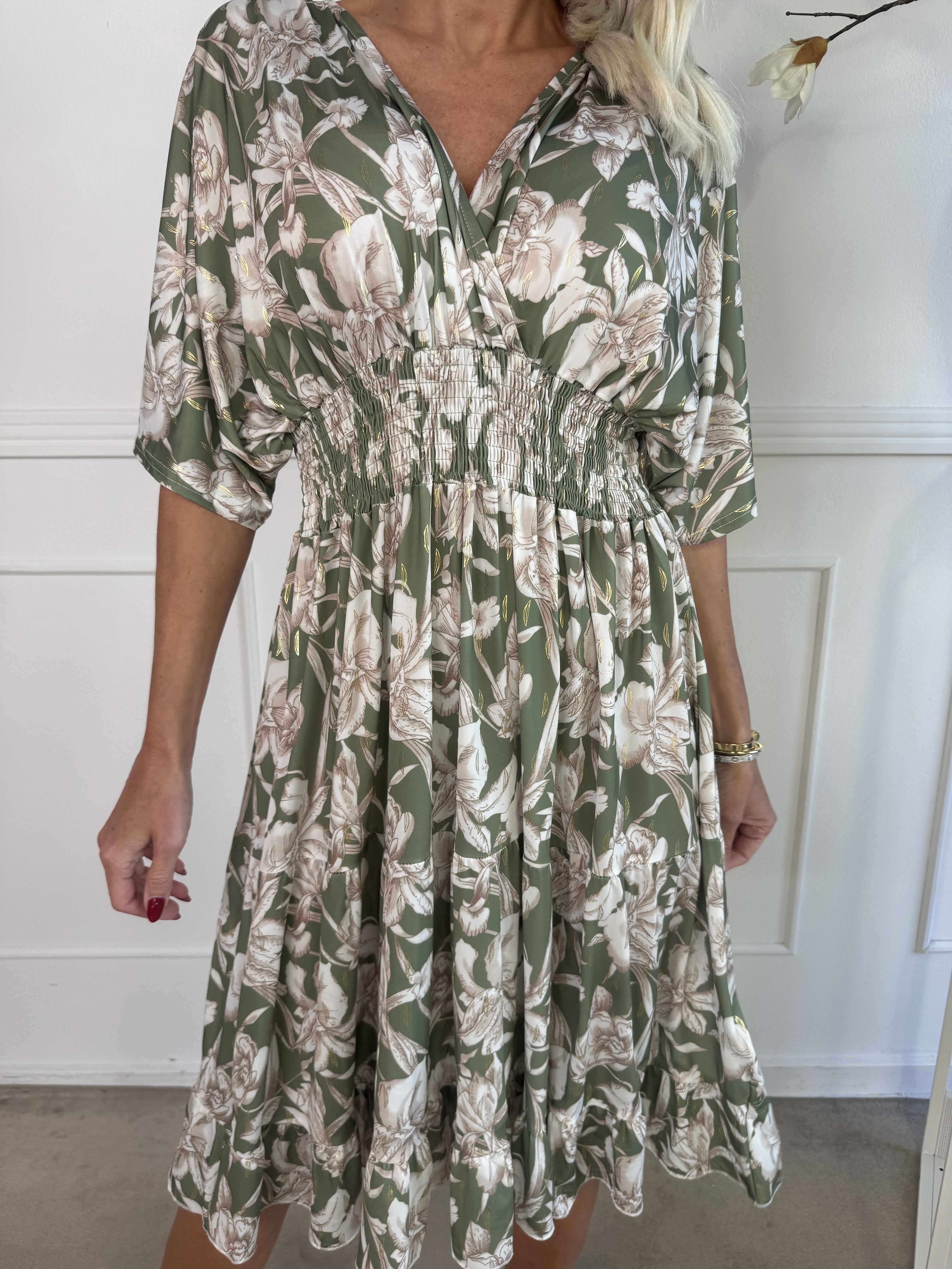 Angela - Elastisk kjole med elegante flæselag i skørtet